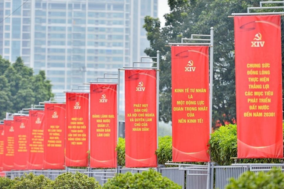 Pano, khẩu hiệu chào mừng Đại hội XIV của Đảng ở Trung tâm Hội nghị Quốc gia - nơi diễn ra Đại hội XIV của Đảng. Ảnh: Đinh Huy