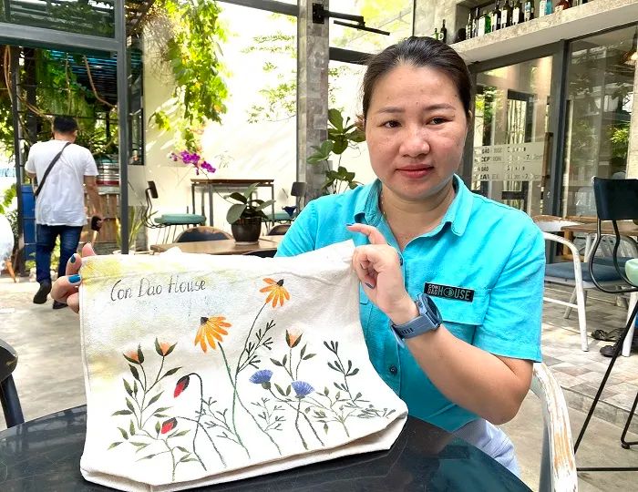 Khách sạn Côn Đảo House sử dụng các túi vải thay thế túi ni - lông cho du khách.