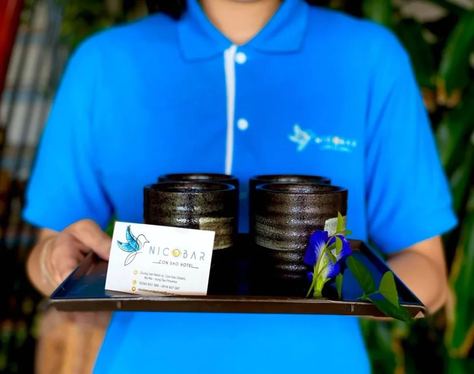 Khách sạn Nicobar Côn Đảo thay thế các chai nước suối bằng cốc thủy tinh từ những ngày đầu hoạt động khách sạn. Ảnh: Q.V