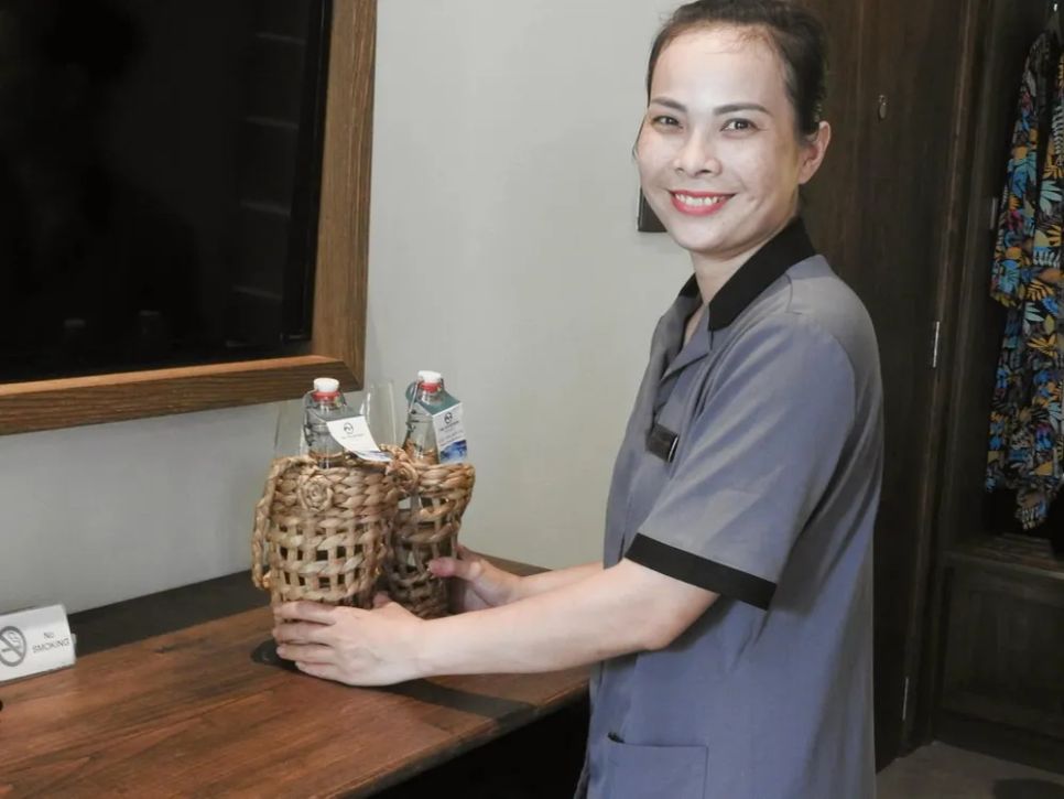 Khách sạn The Mystery Con Dao hotel thay thế chai nước nhựa bằng thủy tinh và vỏ bọc chai thân thiện môi trường. Ảnh: Q.V