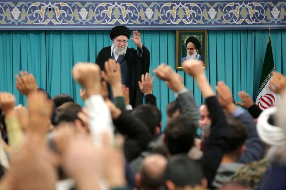 Lãnh tụ tối cao Ayatollah Ali Khamenei đang phát biểu trước người dân tại Tehran. Ảnh: China Daily
