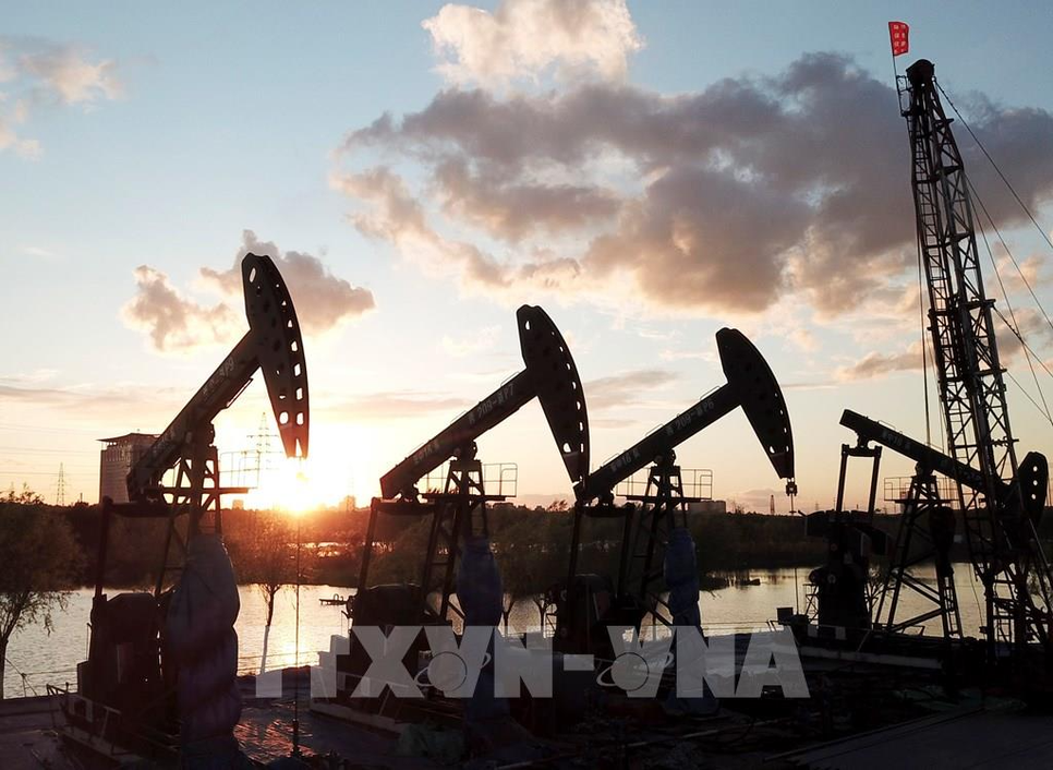 Thị trường dầu mỏ giằng co trước các yếu tố địa chính trị và dư cung. Ảnh: TTXVN Thị trường dầu mỏ giằng co trước các yếu tố địa chính trị và dư cung. Ảnh: TTXVN