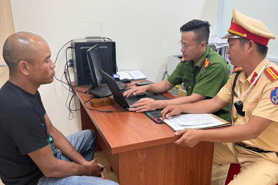 Trần Minh Hoàng tại cơ quan công an