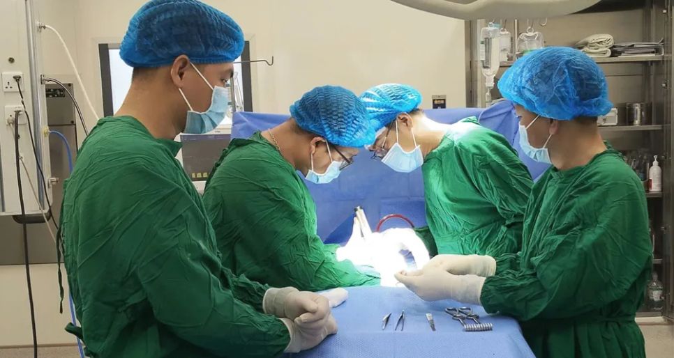 Các bác sĩ tại Bệnh viện Đa khoa Đắk Nông phẫu thuật cố định cột sống cho bệnh nhân bị tai nạn