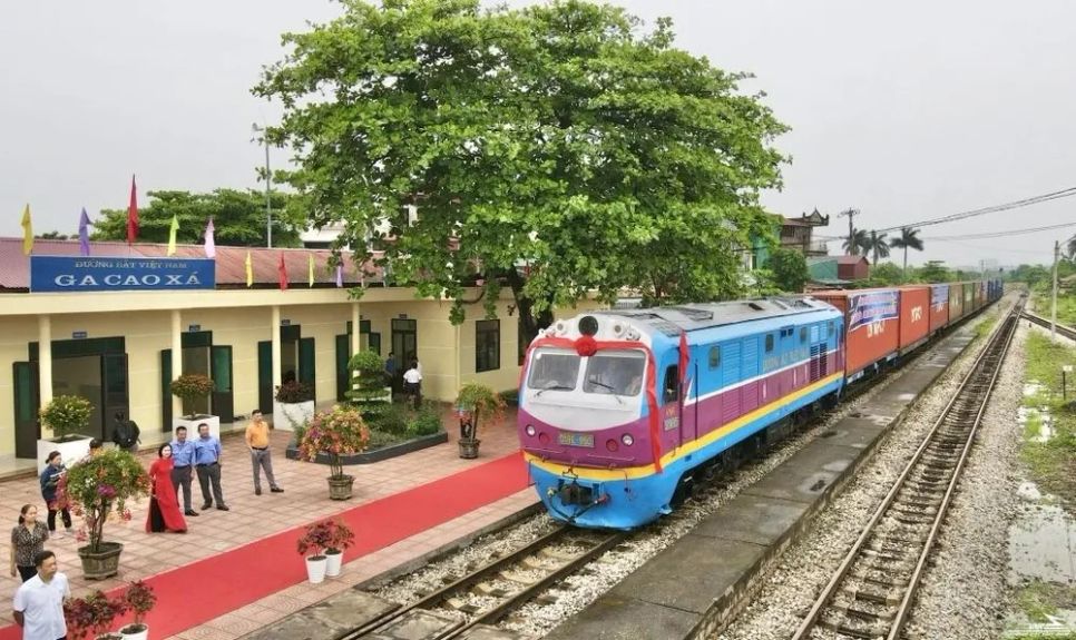 Hàng không, đường sắt tăng chuyến phục vụ Tết, giá vé máy bay vẫn 'kịch trần'