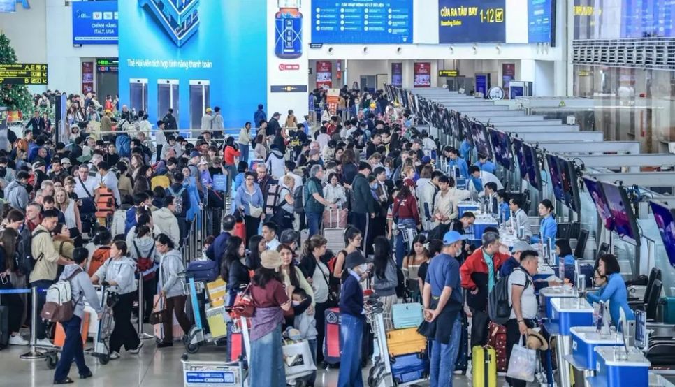 Hành khách làm thủ tục đi máy bay tại Cảng Hàng không quốc tế Nội Bài.