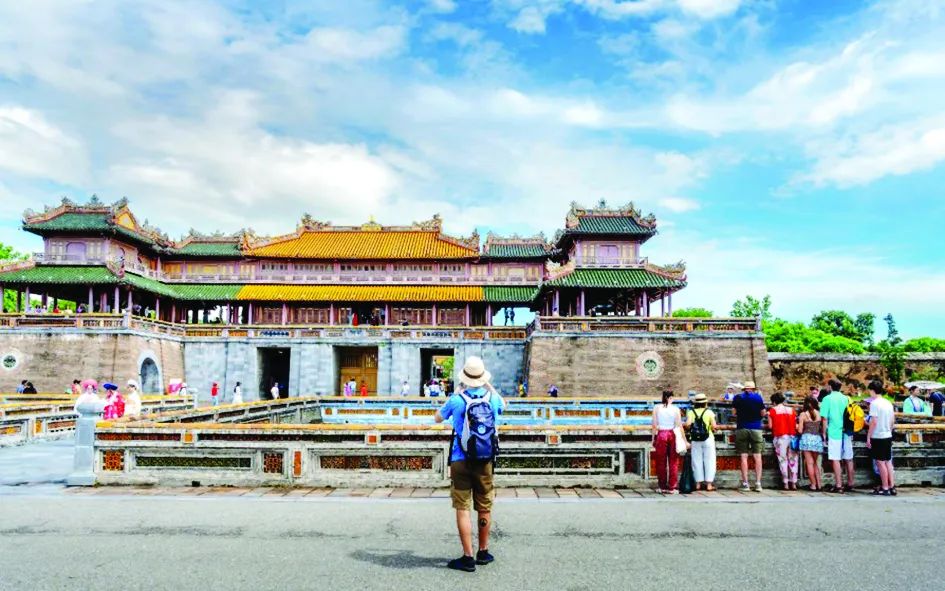 Du khách đến thăm cố đô Huế. ẢNH: PEXELS