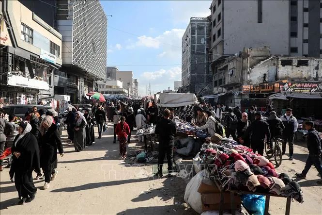 Người dân tại thành phố Gaza ngày 15/1/2026. Ảnh: THX/TTXVN