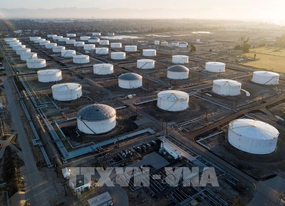 Giá dầu thế giới giằng co trước căng thẳng Mỹ - EU và nguy cơ thặng dư nguồn cung. Ảnh: TTXVN Giá dầu thế giới giằng co trước căng thẳng Mỹ - EU và nguy cơ thặng dư nguồn cung. Ảnh: TTXVN