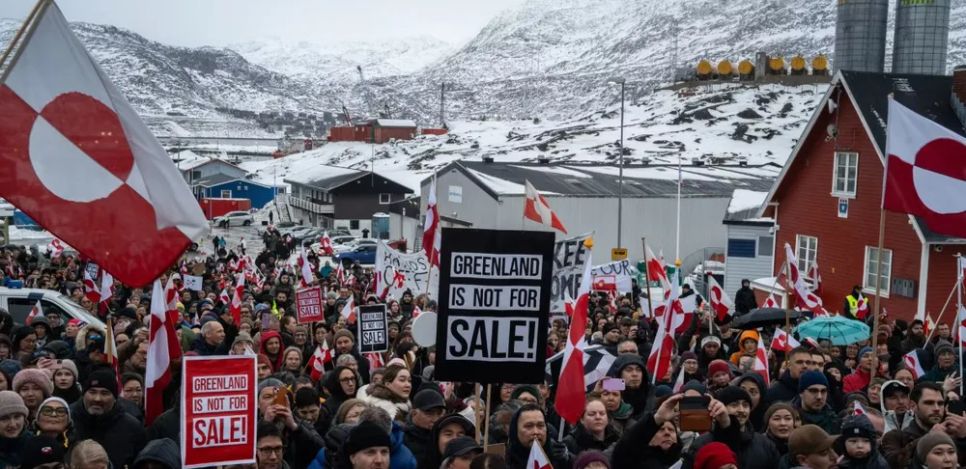 Người dân Greenland biểu tình phản đối Mỹ. Ảnh: LE MONDE