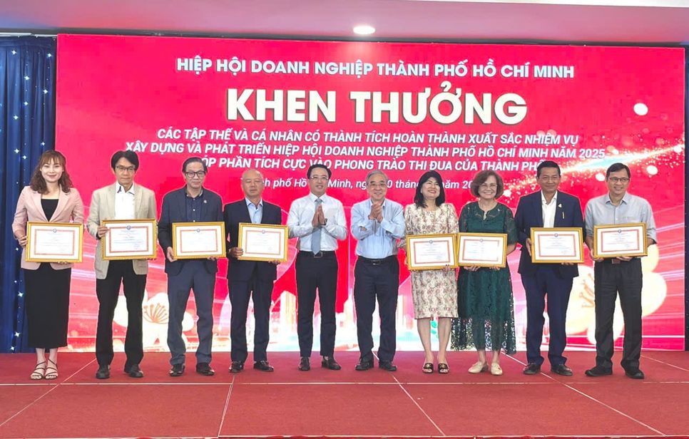 Tại Hội nghị, HUBA khen thưởng các tập thể và cá nhân hoàn thành xuấ sắc nhiệm vụ xây dựng và phát triển Hiệp hội doanh nghiệp TP.HCM