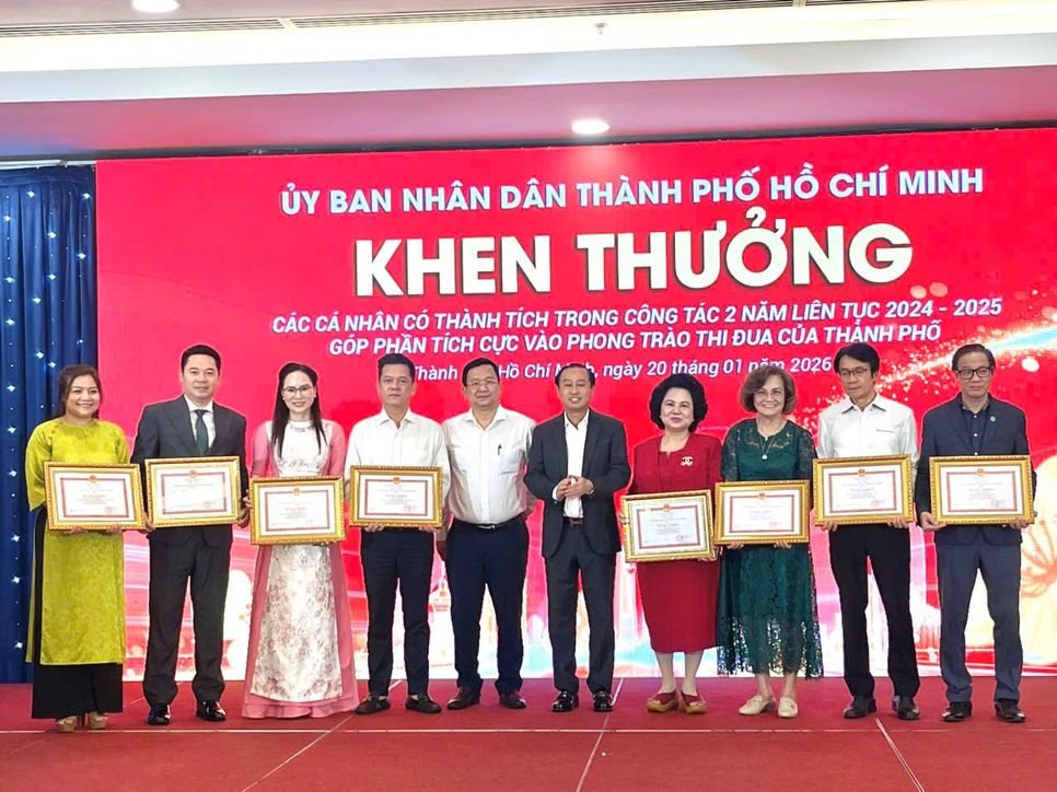Tại Hội nghị, UBND TP.HCM khen thưởng các cá nhân góp phần tích cực vào phong trào thi đua của Thành phố