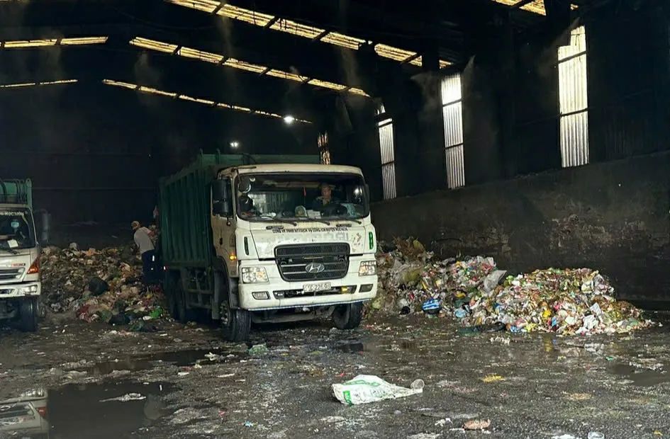 Điểm trung chuyển rác tại xã Bà Điểm, TPHCM. Ảnh: THANH HIỀN