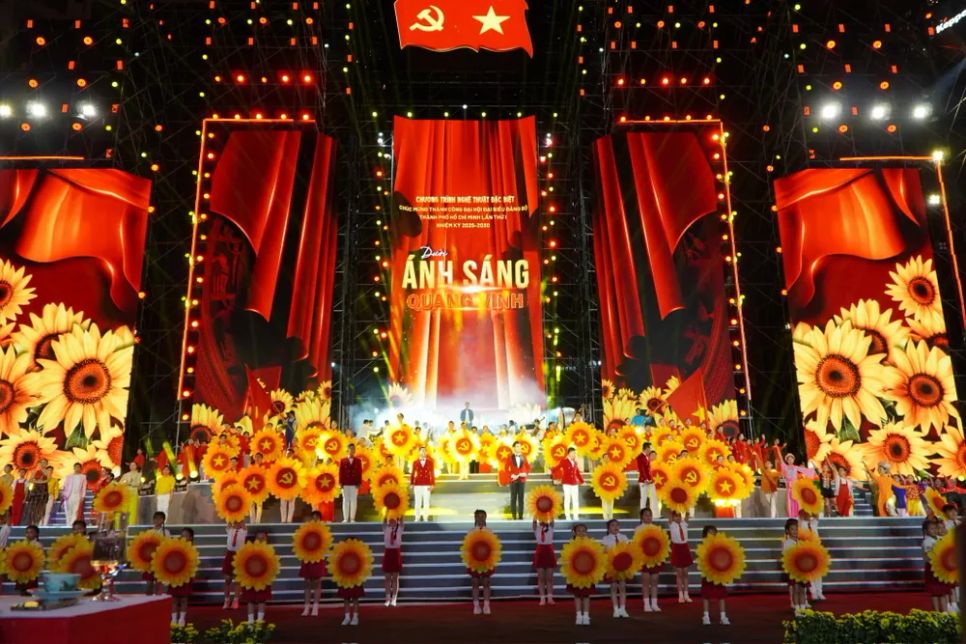 Chương trình nghệ thuật đặc biệt chào mừng thành công Đại hội đại biểu Đảng bộ TPHCM lần thứ I, nhiệm kỳ 2025 – 2030 với chủ đề “Dưới ánh sáng quang vinh”. Ảnh: DŨNG PHƯƠNG