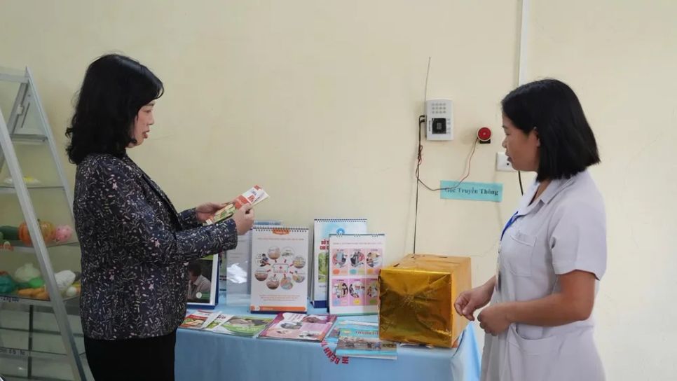 Bộ trưởng Bộ Y tế Đào Hồng Lan kiểm tra công tác truyền thông giáo dục sức khỏe tại Trạm y tế xã Sam Mứn, tỉnh Điện Biên