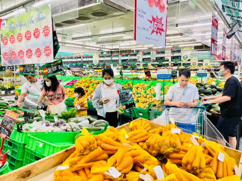Khách mua rau củ quả các loại tại MM Mega Market Hiệp Phú, TPHCM. Ảnh: GIA HÂN