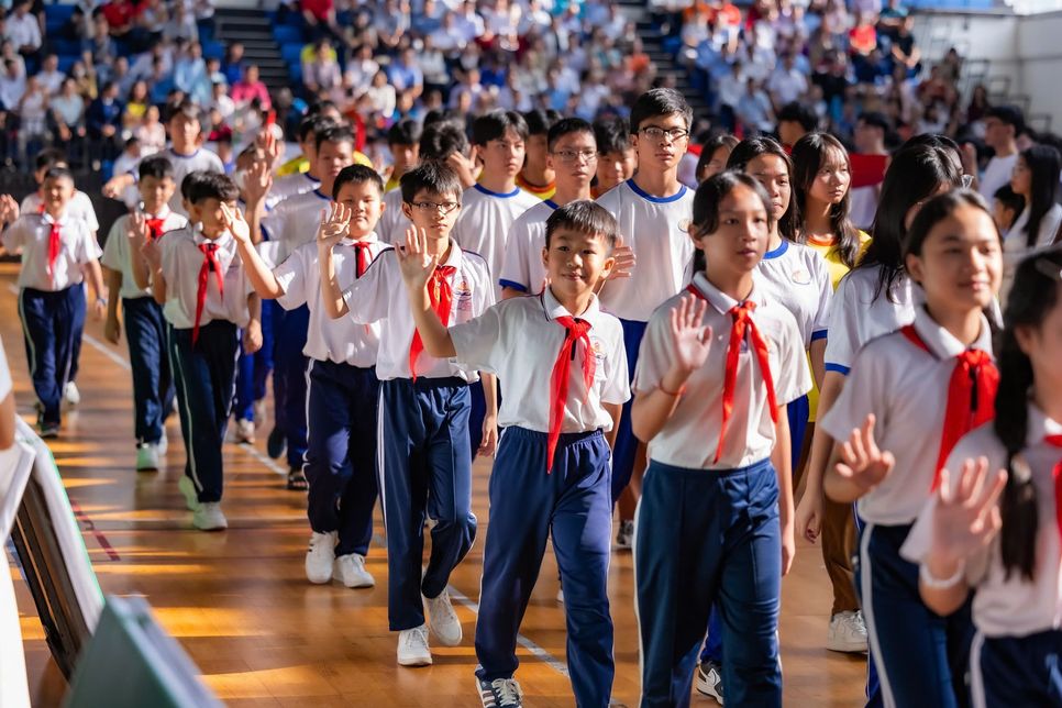 Các em học sinh đại diện các cụm chuyên môn tham gia lễ khai mạc Hội thi Thể dục thể thao học sinh TP.HCM