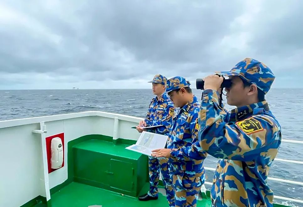Cán bộ, chiến sĩ Bộ Tư lệnh Vùng 2 Hải quân quan sát bảo vệ các mục tiêu trên biển Cán bộ, chiến sĩ Bộ Tư lệnh Vùng 2 Hải quân quan sát bảo vệ các mục tiêu trên biển