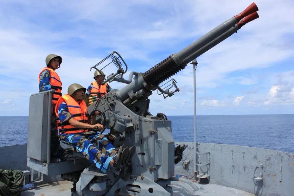 Cán bộ, chiến sĩ Lữ đoàn 125, Vùng 2 Hải quân huấn luyện trên biển Cán bộ, chiến sĩ Lữ đoàn 125, Vùng 2 Hải quân huấn luyện trên biển