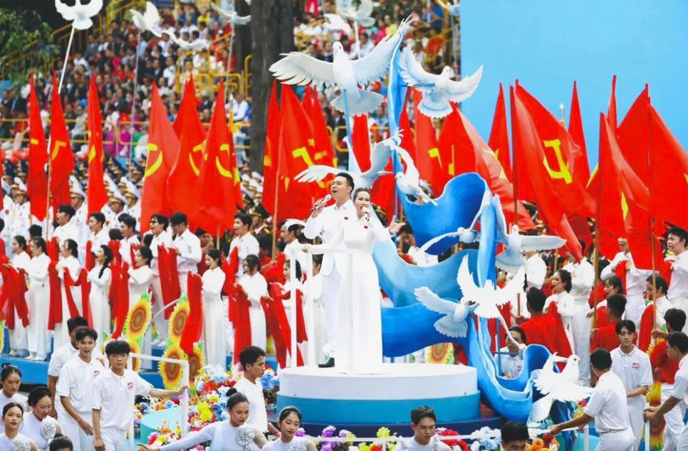 Hai ca sĩ Võ Hạ Trâm và Đông Hùng biểu diễn ca khúc Viết tiếp câu chuyện hòa bình tại lễ kỷ niệm 50 năm Ngày Giải phóng miền Nam, thống nhất đất nước (Ảnh: BTC) Hai ca sĩ Võ Hạ Trâm và Đông Hùng biểu diễn ca khúc Viết tiếp câu chuyện hòa bình tại lễ kỷ niệm 50 năm Ngày Giải phóng miền Nam, thống nhất đất nước (Ảnh: BTC)