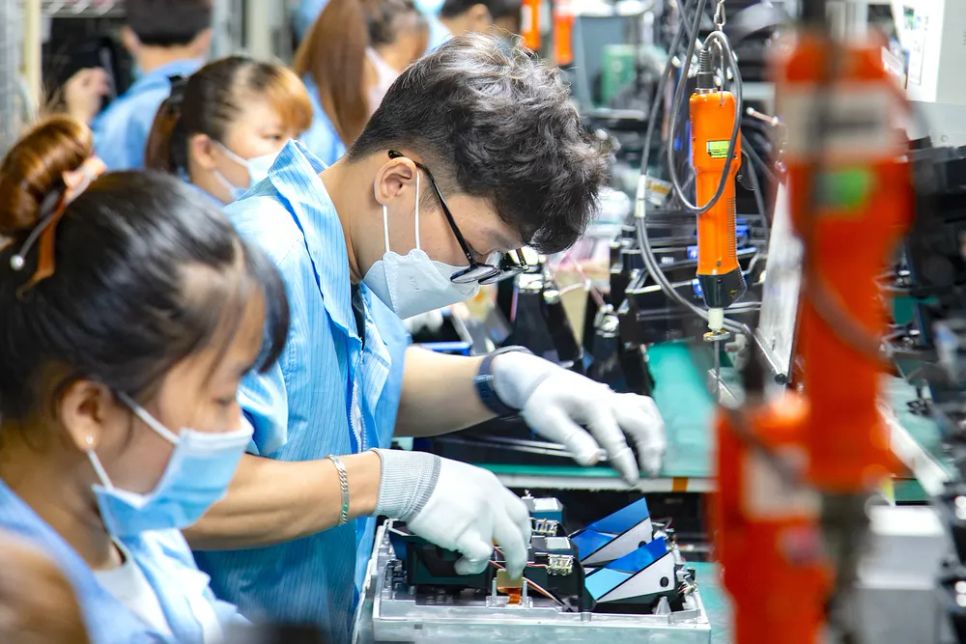 Đội ngũ kỹ sư, người lao động tại Công ty TNHH DATALOGIC Việt Nam tại SIHUB (ẢNH: HOÀNG HÙNG)