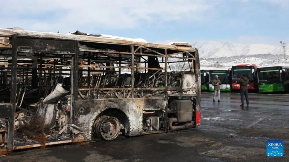 Các phóng viên truyền thông đang tác nghiệp bên cạnh một chiếc xe buýt bị phá hủy trong cuộc bạo loạn gần đây ở Tehran, Iran, ngày 21-1. Ảnh: THX Các phóng viên truyền thông đang tác nghiệp bên cạnh một chiếc xe buýt bị phá hủy trong cuộc bạo loạn gần đây ở Tehran, Iran, ngày 21-1. Ảnh: THX