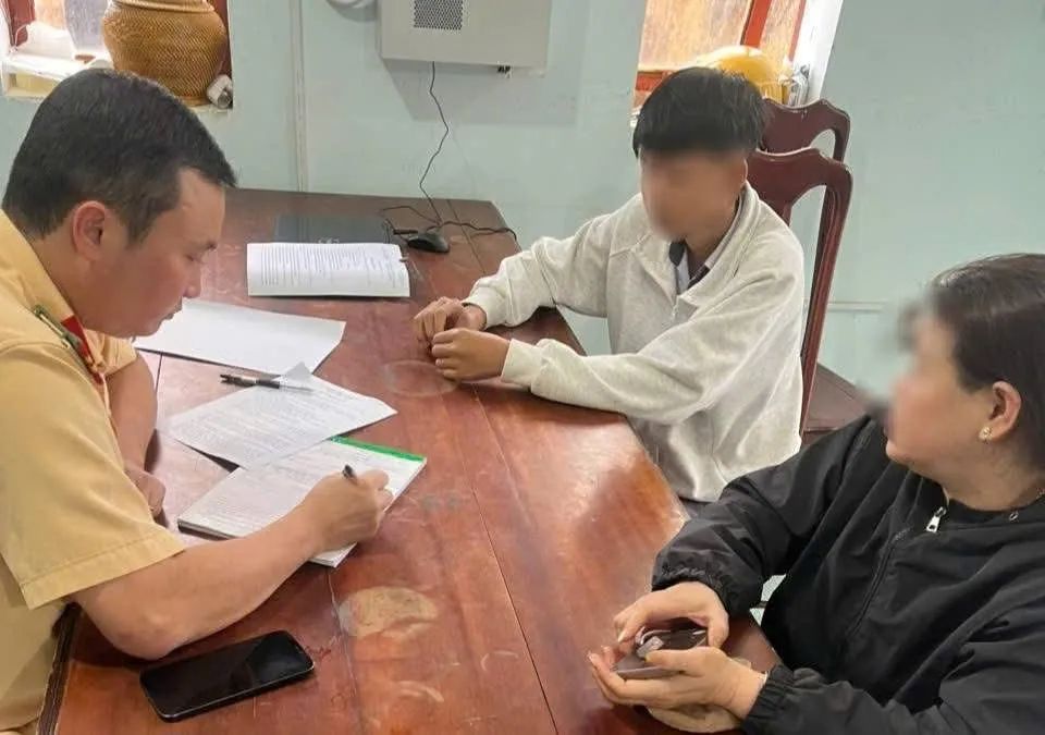 Cơ quan chức năng làm việc với người vi phạm