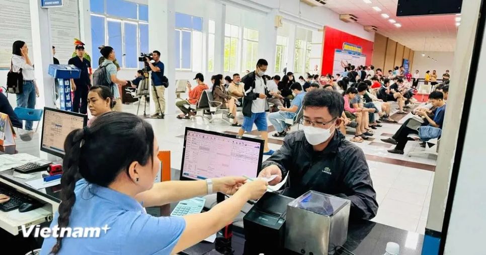 Hành khách mua vé tàu tại một ga của ngành Đường sắt. (Ảnh: Vietnam+) Hành khách mua vé tàu tại một ga của ngành Đường sắt. (Ảnh: Vietnam+)