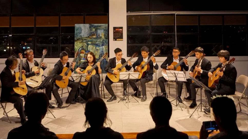 Các thành viên Saigon Classical say mê với cây đàn guitar và âm nhạc cổ điển. Các thành viên Saigon Classical say mê với cây đàn guitar và âm nhạc cổ điển.