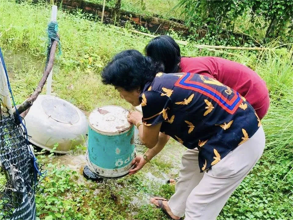 Người dân vệ sinh môi trường để phòng chống sốt xuất huyết