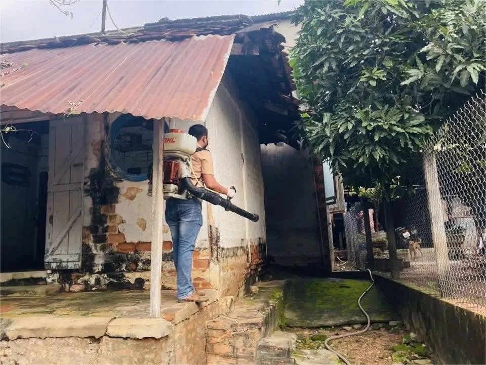 Phun thuốc diệt muỗi tại xã Dầu Tiếng