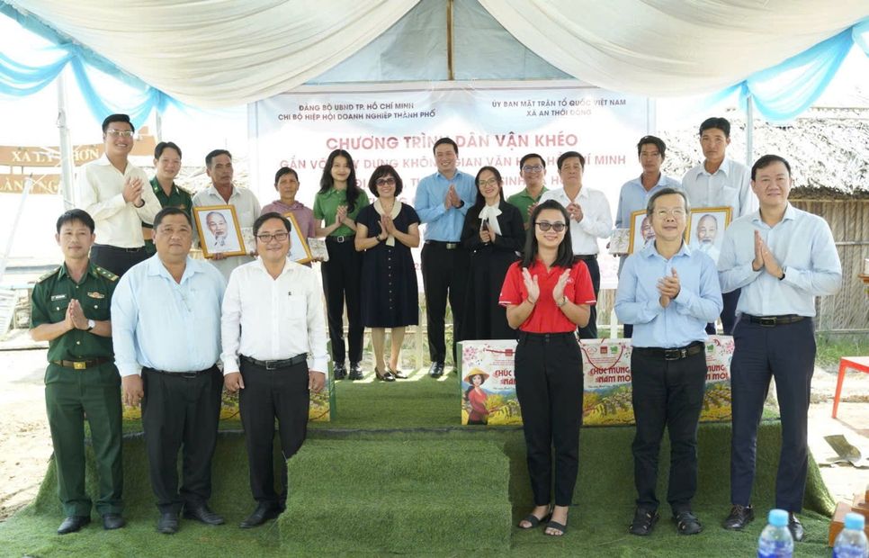 Lãnh đạo Chi ủy Hiệp hội Doanh nghiệp TP.HCM cùng chính quyền địa phương thực hiện nghi thức khánh thành công trình “Ánh sáng vùng biên” tại xã An Thới Đông sáng 22/1.