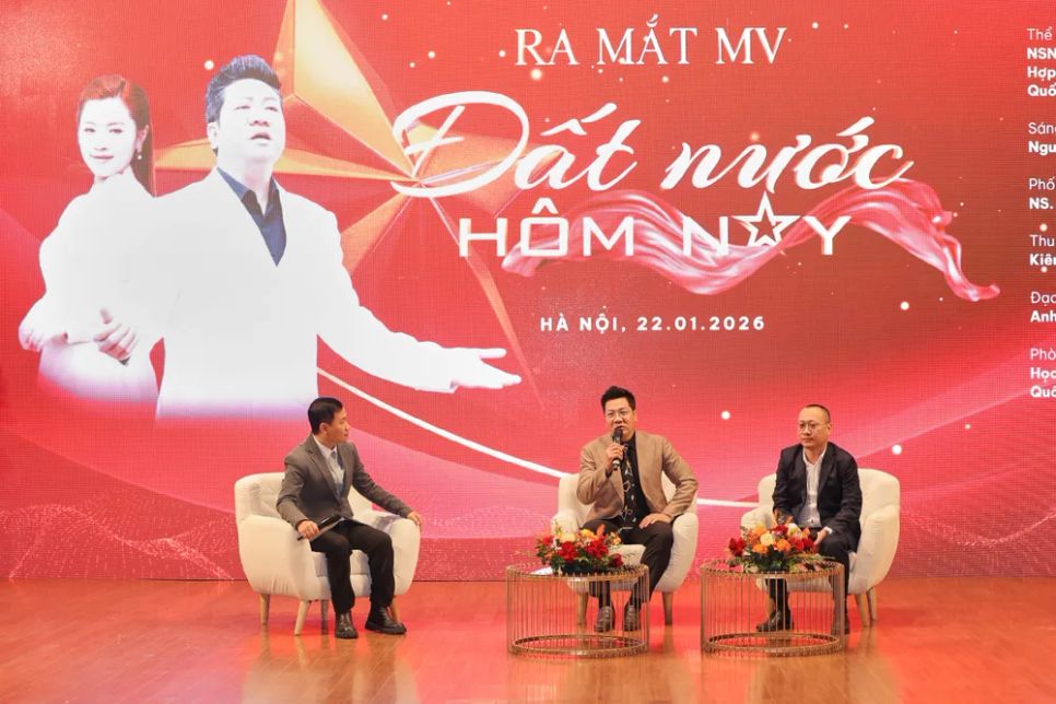 Nhạc sĩ Nguyễn Thành Trung (bên phải) và NSND Quốc Hưng chia sẻ về quá trình thực hiện MV Nhạc sĩ Nguyễn Thành Trung (bên phải) và NSND Quốc Hưng chia sẻ về quá trình thực hiện MV