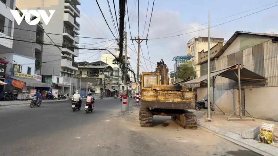 TPHCM yêu cầu di dời hàng cột điện giữa đường Chu Văn An trước Tết TPHCM yêu cầu di dời hàng cột điện giữa đường Chu Văn An trước Tết