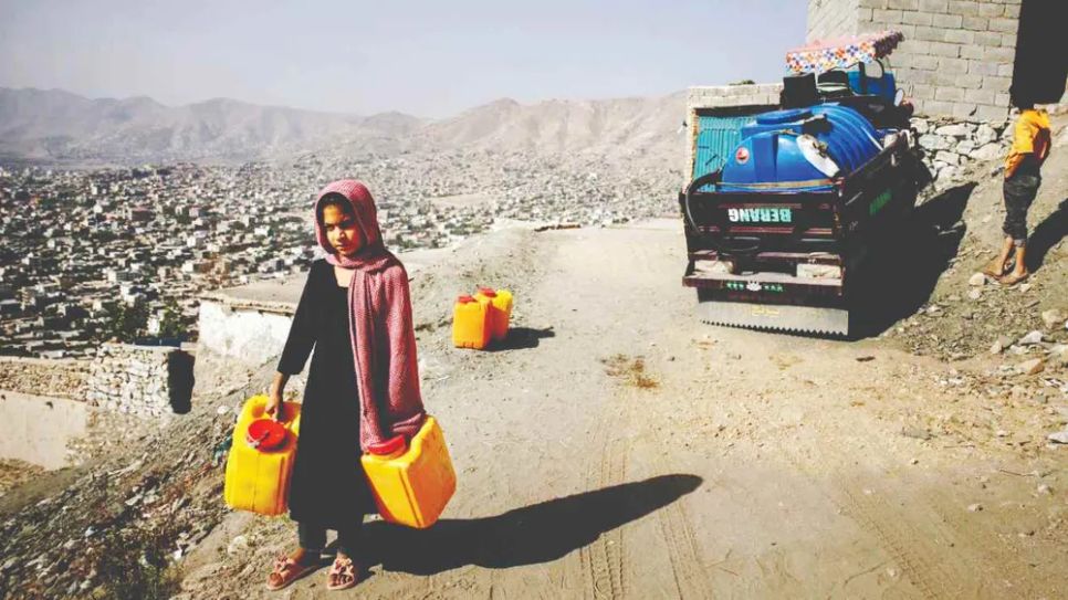 Một bé gái mang các can nhựa lấy nước từ xe bồn ở Kabul, Afghanistan. Thành phố 6 triệu dân này có thể cạn nước vào năm 2030 (ẢNH: CNN)
