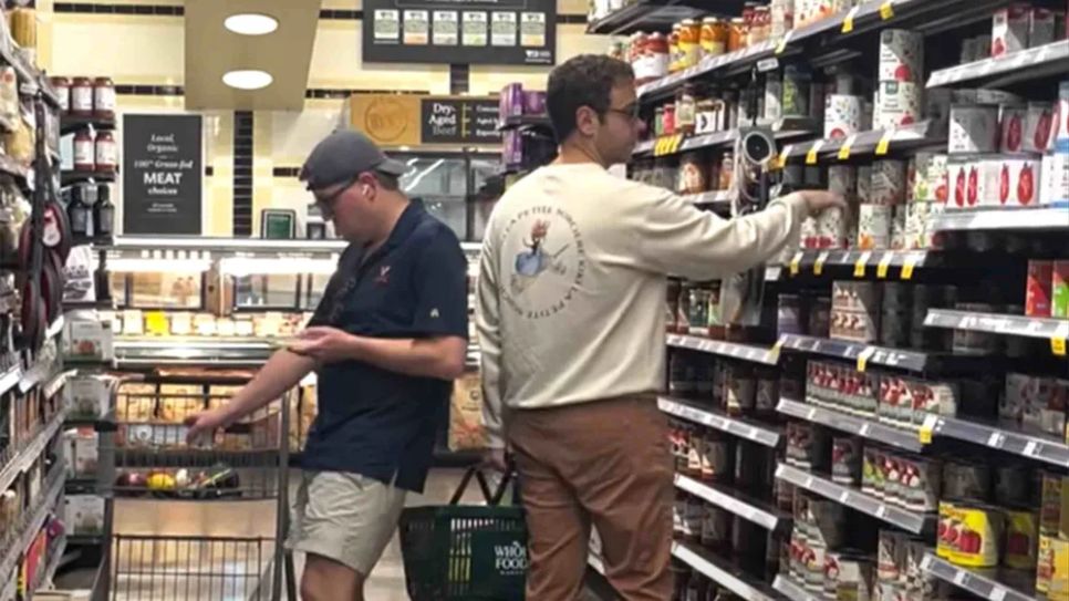 Người tiêu dùng Mỹ mua sắm tại cửa hàng. Ảnh: FRANCE 24 Người tiêu dùng Mỹ mua sắm tại cửa hàng. Ảnh: FRANCE 24