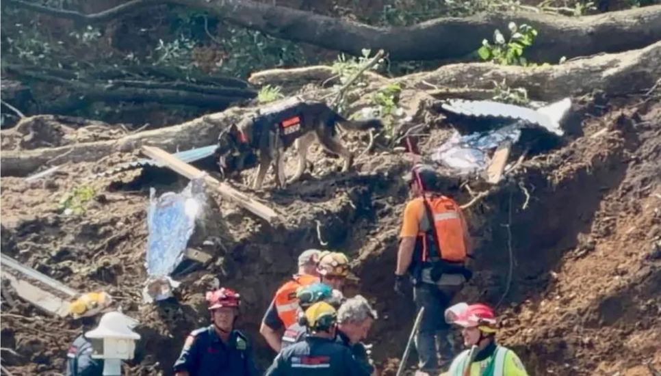 Lực lượng cứu hộ tại hiện trường. Ảnh: NT Lực lượng cứu hộ tại hiện trường. Ảnh: NT