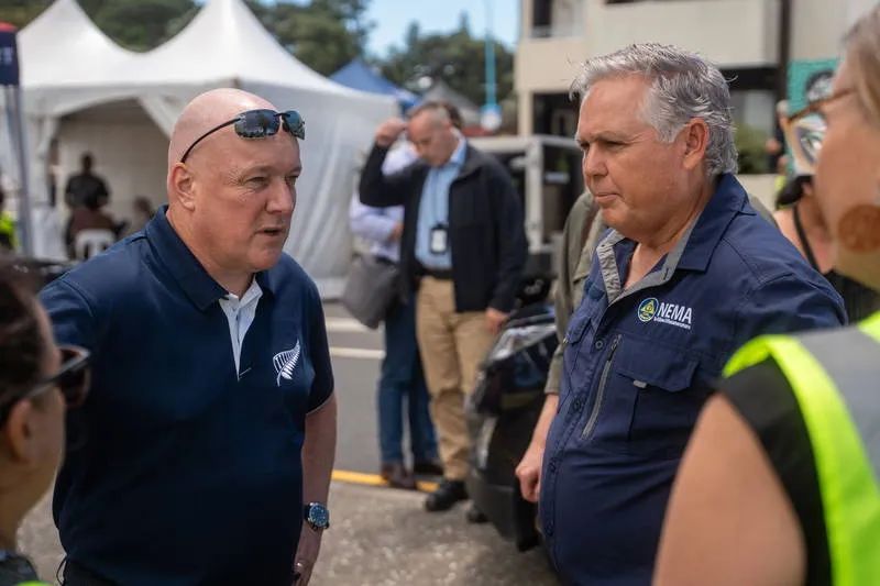 Thủ tướng New Zealand Christopher Luxon (trái) động viên lực lượng cứu hộ. Ảnh: NT Thủ tướng New Zealand Christopher Luxon (trái) động viên lực lượng cứu hộ. Ảnh: NT