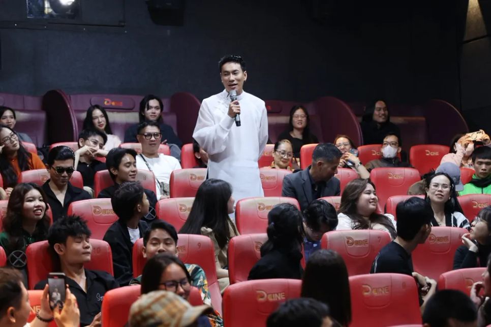 <i>Diễn viên Kiều Minh Tuấn bất ngờ trước diễn xuất của các bạn người điếc/khiếm thính. Ảnh: BTC</i> <i>Diễn viên Kiều Minh Tuấn bất ngờ trước diễn xuất của các bạn người điếc/khiếm thính. Ảnh: BTC</i>