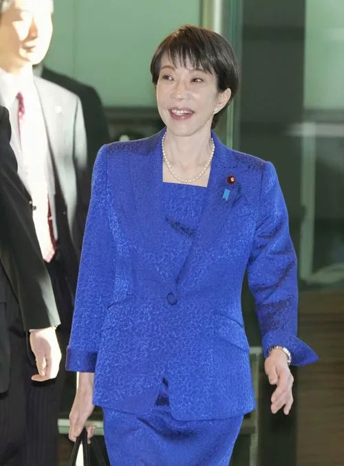 Thủ tướng Nhật Bản Sanae Takaichi tới Văn phòng Thủ tướng họp nội các sáng 23-1. Ảnh: KYODO Thủ tướng Nhật Bản Sanae Takaichi tới Văn phòng Thủ tướng họp nội các sáng 23-1. Ảnh: KYODO