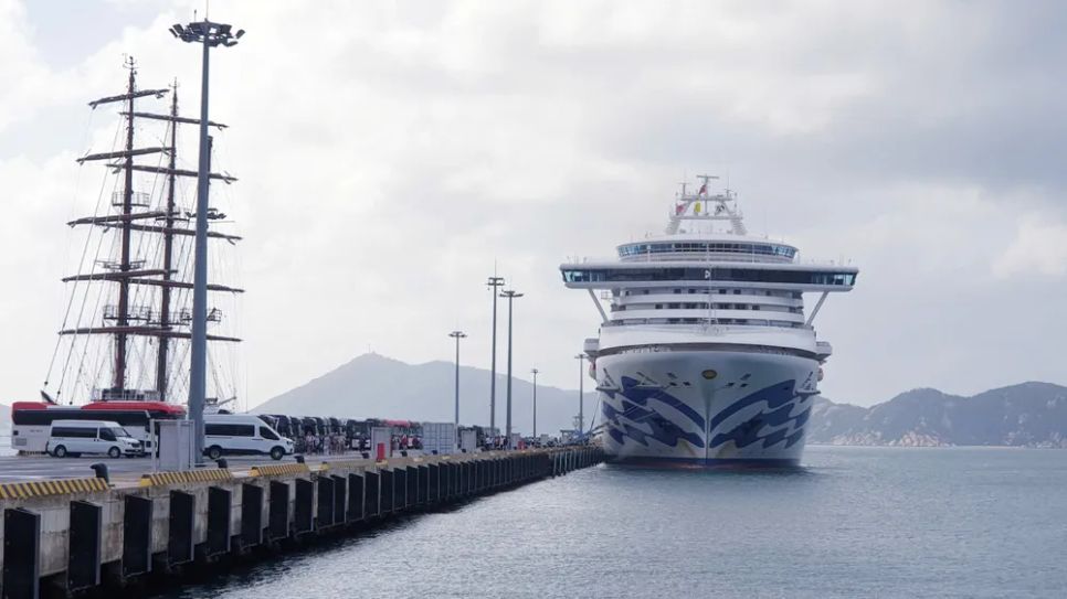 Tàu biển Diamond Princess cập Cảng quốc tế Cam Ranh, ngày 23-1. Ảnh: ANH PHÁT