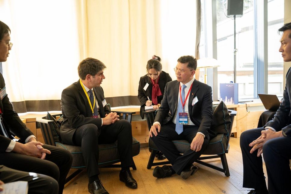 Phó Chủ tịch UBND TP.HCM Hoàng Nguyên Dinh trao đổi với ông Kyriakos Triantafyllidis - Giám đốc Chiến lược và tăng trưởng, Trung tâm Chuỗi cung ứng và sản xuất tiên tiến WEF. Ảnh: HCMC C4IR Phó Chủ tịch UBND TP.HCM Hoàng Nguyên Dinh trao đổi với ông Kyriakos Triantafyllidis - Giám đốc Chiến lược và tăng trưởng, Trung tâm Chuỗi cung ứng và sản xuất tiên tiến WEF. Ảnh: HCMC C4IR