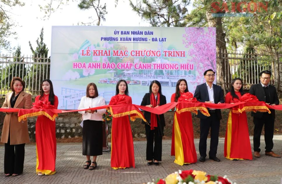 Ban tổ chức cắt băng khai trương không gian trưng bày. Ảnh: ĐOÀN KIÊN