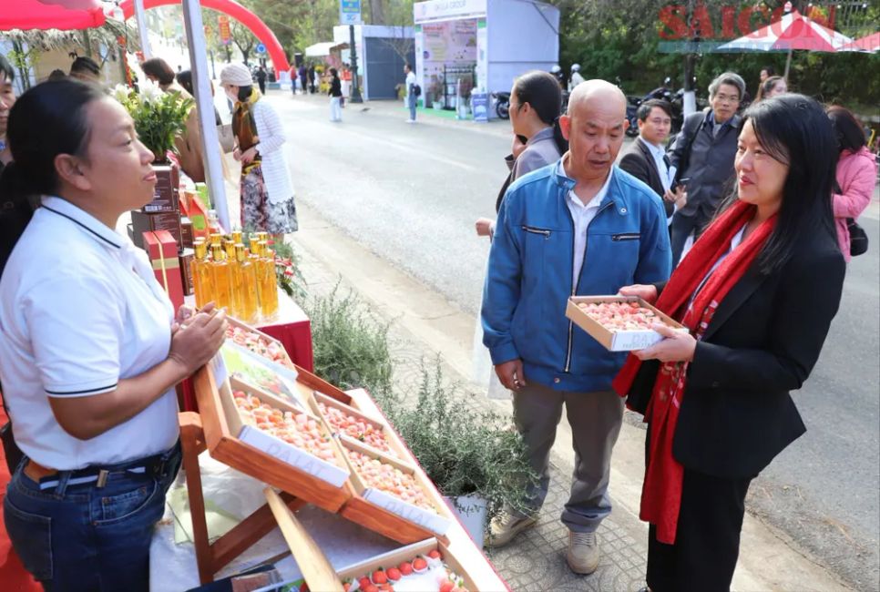 Các sản phẩm nông sản tiêu biểu của Đà Lạt được giới thiệu tại chương trình. Ảnh: ĐOÀN KIÊN