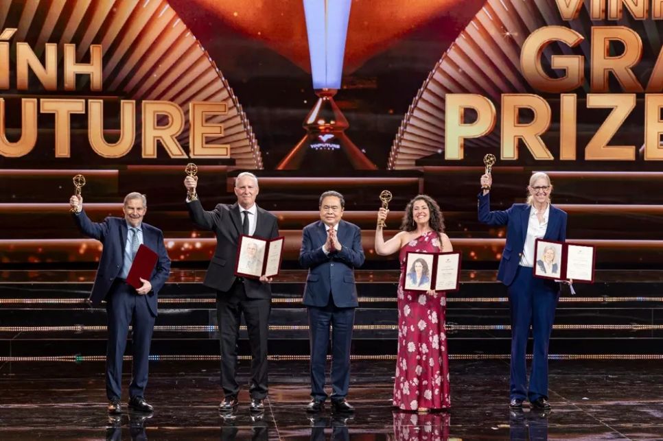 Chủ tịch Quốc hội Trần Thanh Mẫn trao giải thưởng Chính VinFuture 2025 cho các nhà khoa học