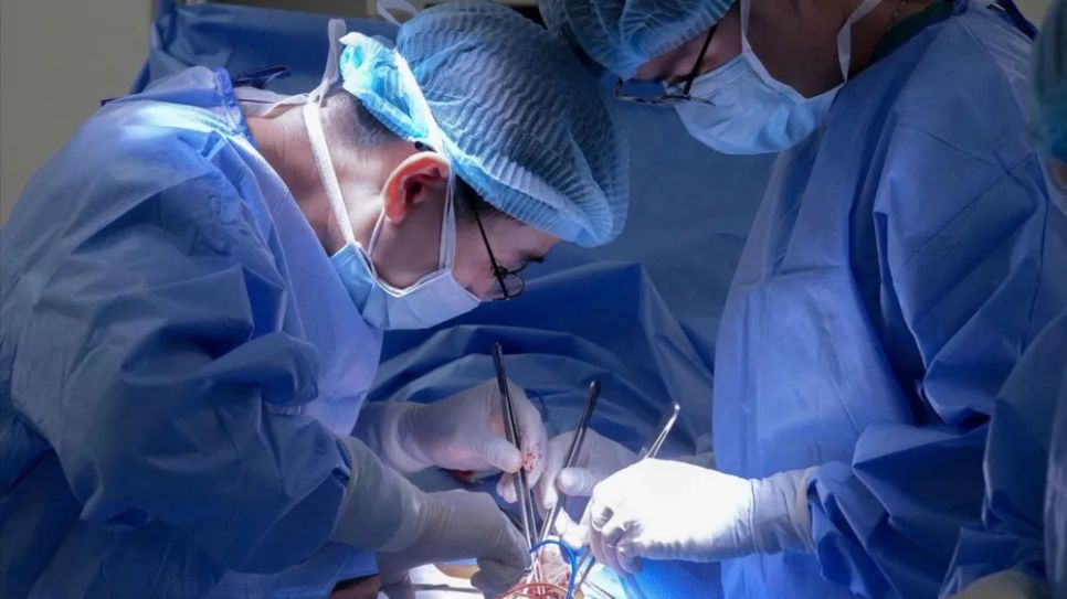 Các bác sĩ can thiệp đặt ECMO cho người bệnh