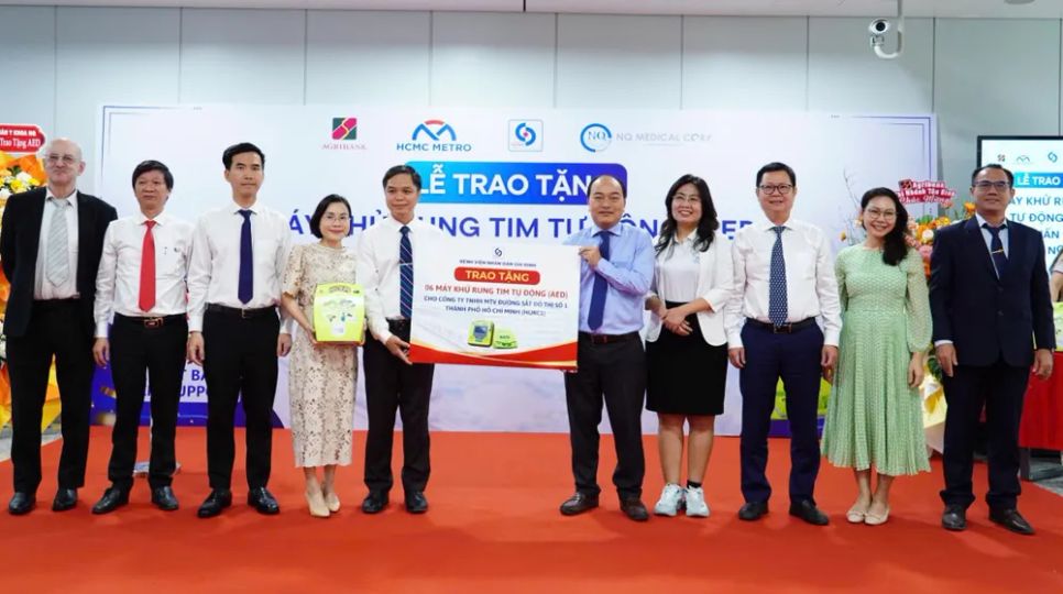 BV Nhân dân Gia Định trao tặng 6 máy khử rung tim tự động cho đơn vị quản lý và vận hành tuyến Metro số 1 (Bến Thành - Suối Tiên).