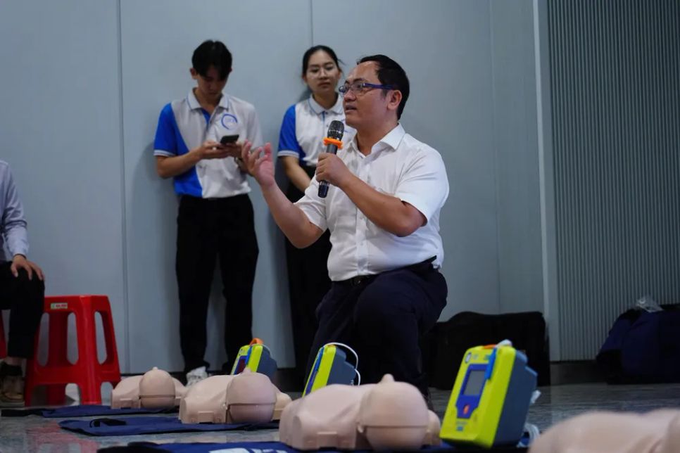 TS-BS Huỳnh Quang Đại huấn luyện sử dụng máy khử rung tim tự động.