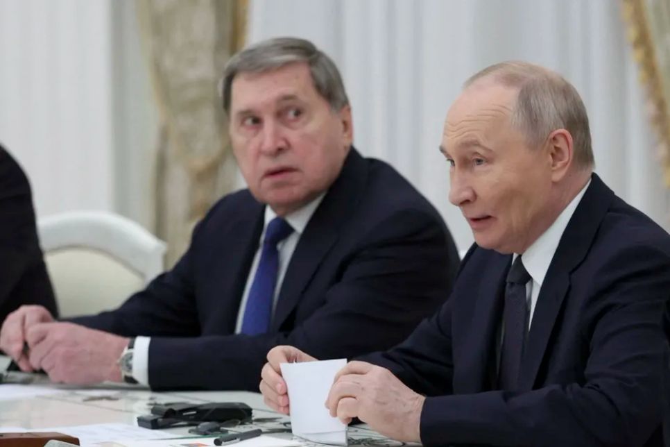 Tổng thống Liên bang Nga Vladimir Putin và Trợ lý Tổng thống Yury Ushakov tham dự một cuộc họp tại Điện Kremlin ở Moskva vào ngày 18/11. Ảnh: Điện Kremlin Tổng thống Liên bang Nga Vladimir Putin và Trợ lý Tổng thống Yury Ushakov tham dự một cuộc họp tại Điện Kremlin ở Moskva vào ngày 18/11. Ảnh: Điện Kremlin