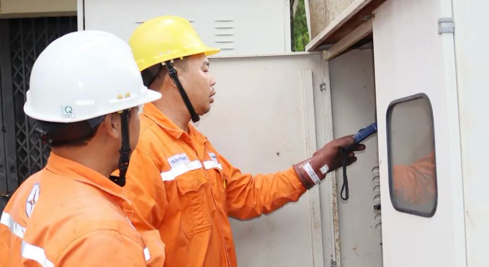 Nhân viên điện lực Đồng Nai kiểm tra thiết bị điện